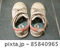 使い古した子供靴 85840965