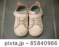 使い古した子供靴 85840966