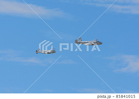 B-25JミッチェルとP-38Lライトニングの編隊飛行 B-25JミッチェルとP-38Lライトニングの編隊飛行 85841015
