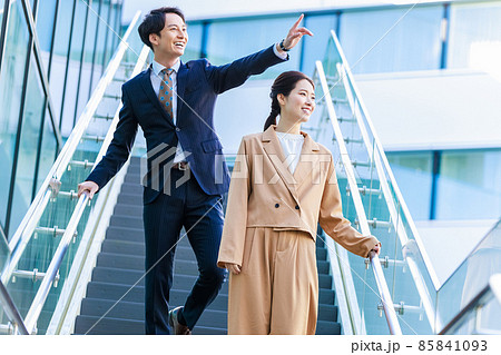 ビジネスマン  男女  スーツ　撮影協力：LINK FOREST 85841093