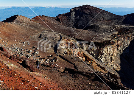 富士山剣ヶ峰から見る火口と登山者 85841127