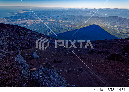 富士山山頂から見る影富士と南アルプス・静岡方面の眺め 富士山山頂から見る影富士と南アルプス・静岡方面の眺め 85841471