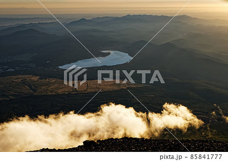 富士山山と湯から見る朝焼け雲と山中湖・丹沢の山並み 85841777