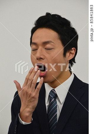 あくびをする若い男性 あくびをする若い男性 85841863