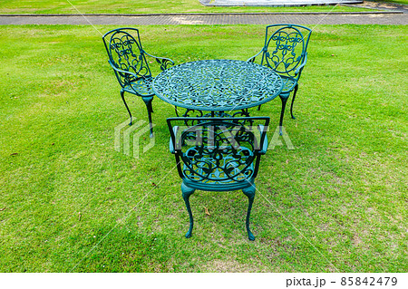芝生に置かれた椅子やテーブル（長野県中野市 一本木公園） 85842479