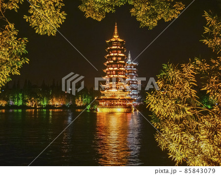 中国 広西チワン族自治区 桂林 【杉湖・日月双塔】 夜景 / Guilin, China 中国 広西チワン族自治区 桂林 【杉湖・日月双塔】 夜景 / Guilin, China 85843079