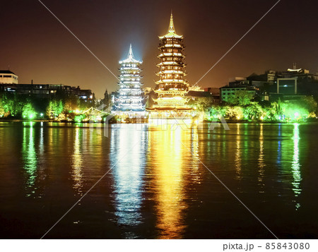 中国 広西チワン族自治区 桂林 【杉湖・日月双塔】 夜景 / Guilin, China 中国 広西チワン族自治区 桂林 【杉湖・日月双塔】 夜景 / Guilin, China 85843080