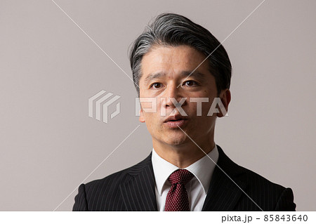 ビジネスマン　ミドル　会話 85843640