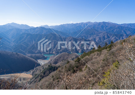 仏果山から経ヶ岳へ向かう尾根筋から見た丹沢の山々(東丹沢) 仏果山から経ヶ岳へ向かう尾根筋から見た丹沢の山々(東丹沢) 85843740