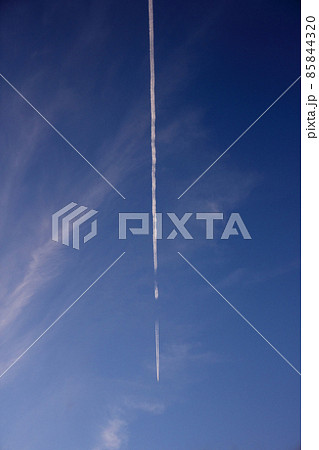 青空をかき分け飛行機雲が一直線に進んで行く、見上げた空の風景は途切れそう雲と秋の冷気 青空をかき分け飛行機雲が一直線に進んで行く、見上げた空の風景は途切れそう雲と秋の冷気 85844320