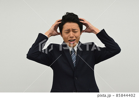 頭を抱える若い男性 85844402