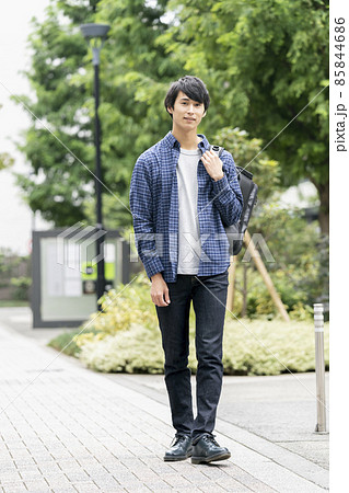 バックパックを持った若い男性 バックパックを持った若い男性 85844686