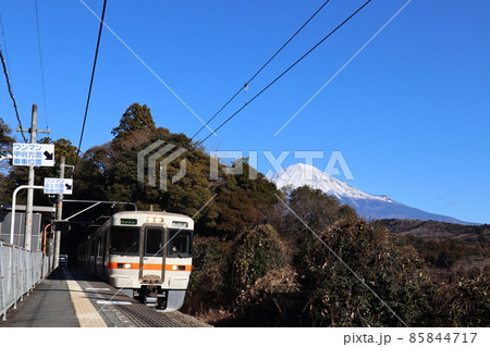 身延線　沼久保駅と富士山 85844717