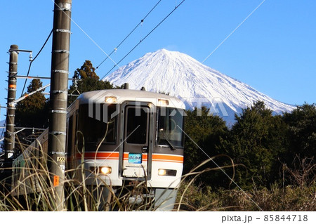 富士山を背景に走る身延線の電車 富士山を背景に走る身延線の電車 85844718