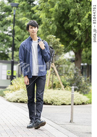 バックパックを持った若い男性 バックパックを持った若い男性 85844761