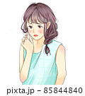 肌荒れに悩む女性  85844840