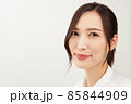 30代日本女性の上半身正面ポートレート 85844909
