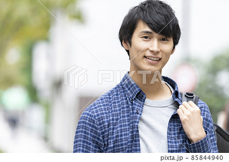 バックパックを肩にかけた笑顔の若い男性 ポートレート バックパックを肩にかけた笑顔の若い男性 ポートレート 85844940