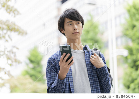 スマートフォンを持った若い男性 85845047