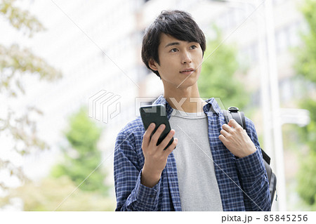 スマートフォンを持った若い男性 85845256