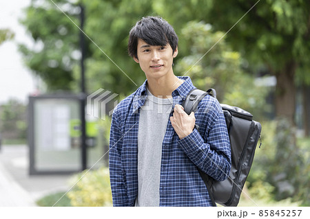 バックパックを持った若い男性 バックパックを持った若い男性 85845257