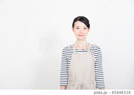 エプロンの女性 85846318