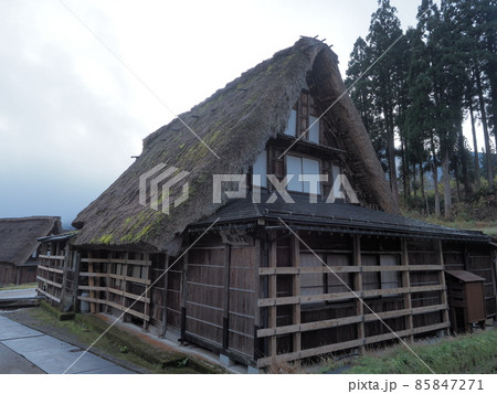 富山県南砺市　越中五箇山　晩秋の朝霧煙る相倉合掌造りの家 85847271