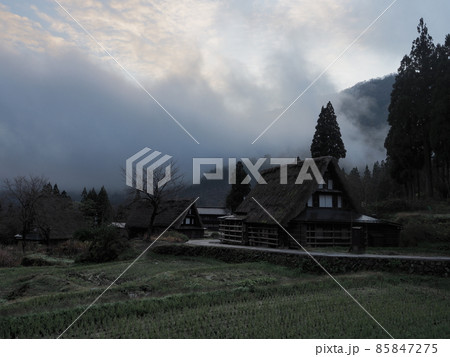 富山県南砺市　越中五箇山　晩秋の朝霧煙る相倉合掌造りの家 85847275