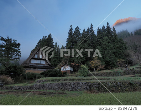 富山県南砺市　越中五箇山　晩秋の朝霧煙る相倉合掌造りの家 85847279