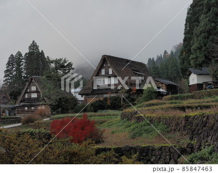 富山県南砺市　越中五箇山　晩秋の朝霧煙る相倉合掌造りの里 85847463