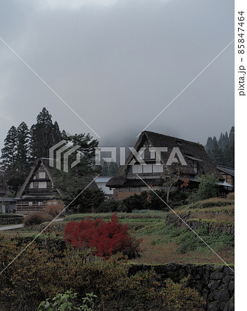 富山県南砺市　越中五箇山　晩秋の朝霧煙る相倉合掌造りの里 85847464