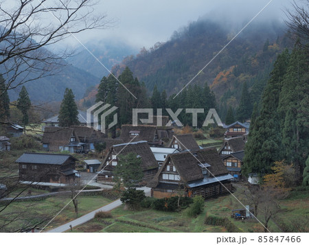 富山県南砺市　越中五箇山　晩秋の朝霧煙る相倉合掌造りの里 85847466