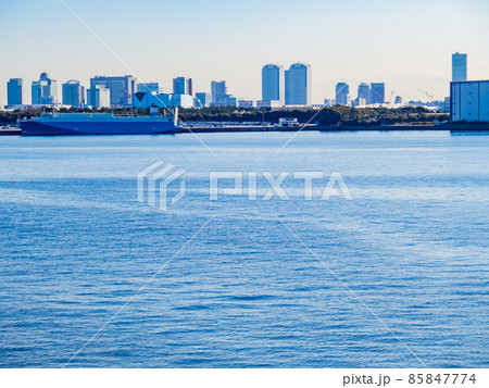 港越しに見た海浜幕張の冬景色 85847774