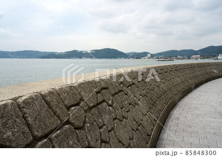 牛窓の海と堤防と海岸沿いの遊歩道1 　岡山県瀬戸内市 85848300