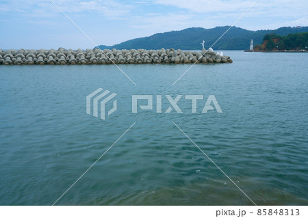 消波ブロックと前島城ヶ鼻の灯台2 岡山県瀬戸内市 消波ブロックと前島城ヶ鼻の灯台2 岡山県瀬戸内市 85848313