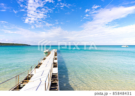 沖縄、宮古島、与那覇前浜ビーチ付近の桟橋と来間島の景色 沖縄、宮古島、与那覇前浜ビーチ付近の桟橋と来間島の景色 85848431