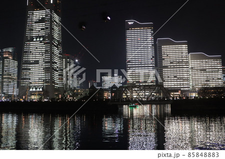 横浜運河パークからみなとみらいのライトアップの夜景 横浜運河パークからみなとみらいのライトアップの夜景 85848883