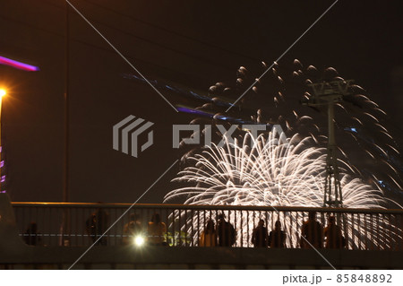 大岡川にかかる北仲橋から花火を眺める人の風景 85848892