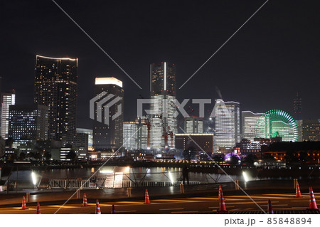 大桟橋ふ頭からの横浜みなとみらいライトアップの夜景 85848894
