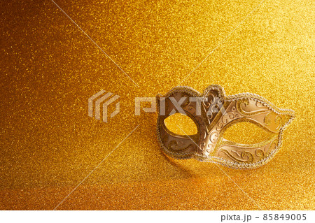 Carnival mask on a glitter golden background 85849005