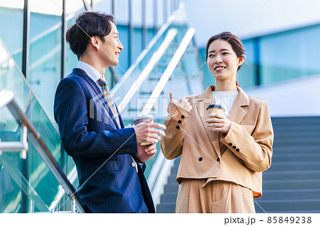 ビジネスマン  男女  スーツ　撮影協力：LINK FOREST 85849238