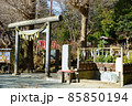 鎌倉 葛原岡神社の鳥居と魔去ル石 85850194