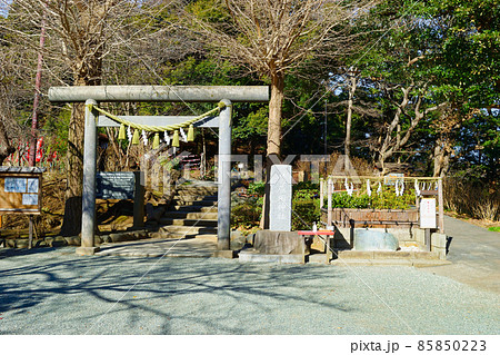 鎌倉 葛原岡神社の鳥居と魔去ル石 85850223