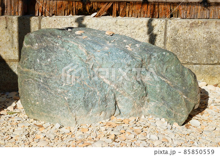 鎌倉 葛原岡神社の魔去ル石 85850559