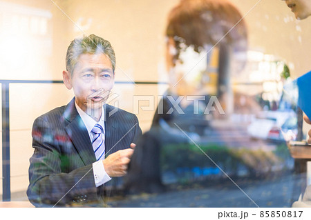 笑顔で商談をするビジネスウーマン 笑顔で商談をするビジネスウーマン 85850817