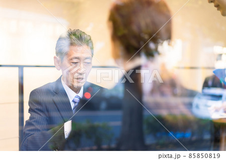 笑顔で商談をするビジネスウーマン 笑顔で商談をするビジネスウーマン 85850819