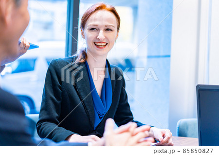 笑顔で商談をするビジネスウーマン 笑顔で商談をするビジネスウーマン 85850827