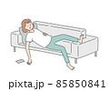 ソファでスマホを見ながら寝落ちした女性 85850841