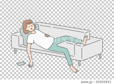 ソファでスマホを見ながら寝落ちした女性 85850841