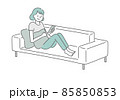 ソファでスマホを見ながらくつろいでいる女性 85850853